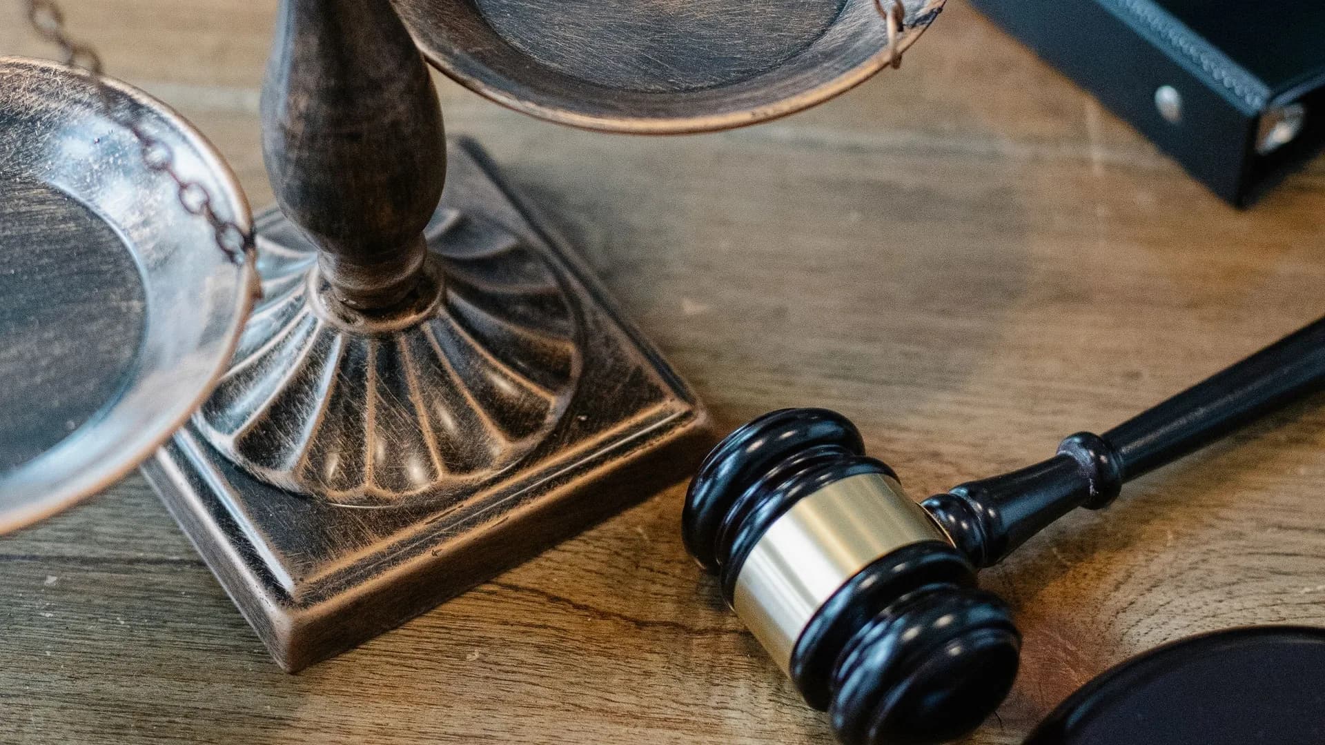 Młotek sędziowski, waga i kodeksy – ustawa o systemach AI, kary i kontrole