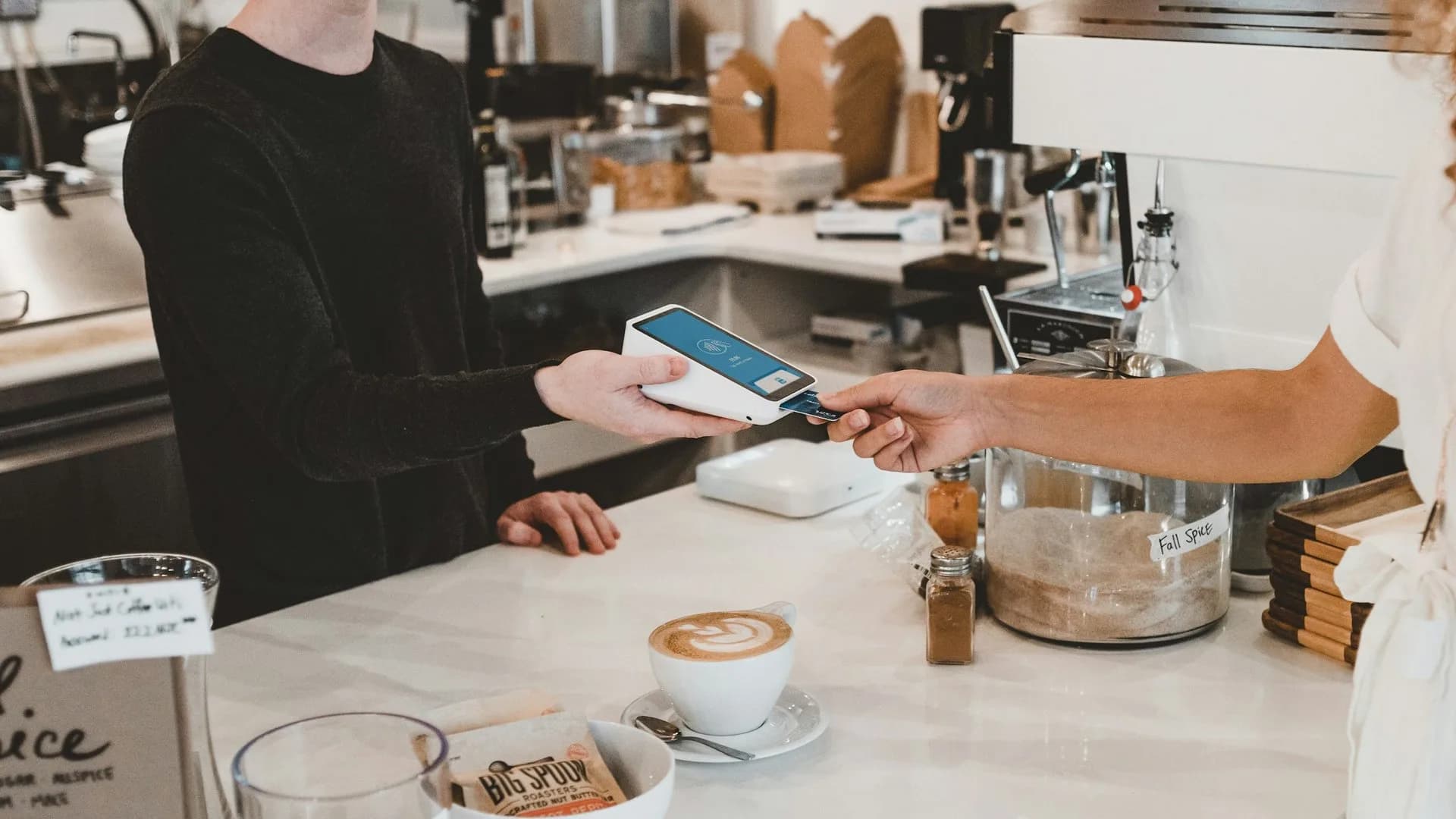 Płatność zbliżeniowa kartą przy terminalu – fałszywa aplikacja Pekao i NFC Relay
