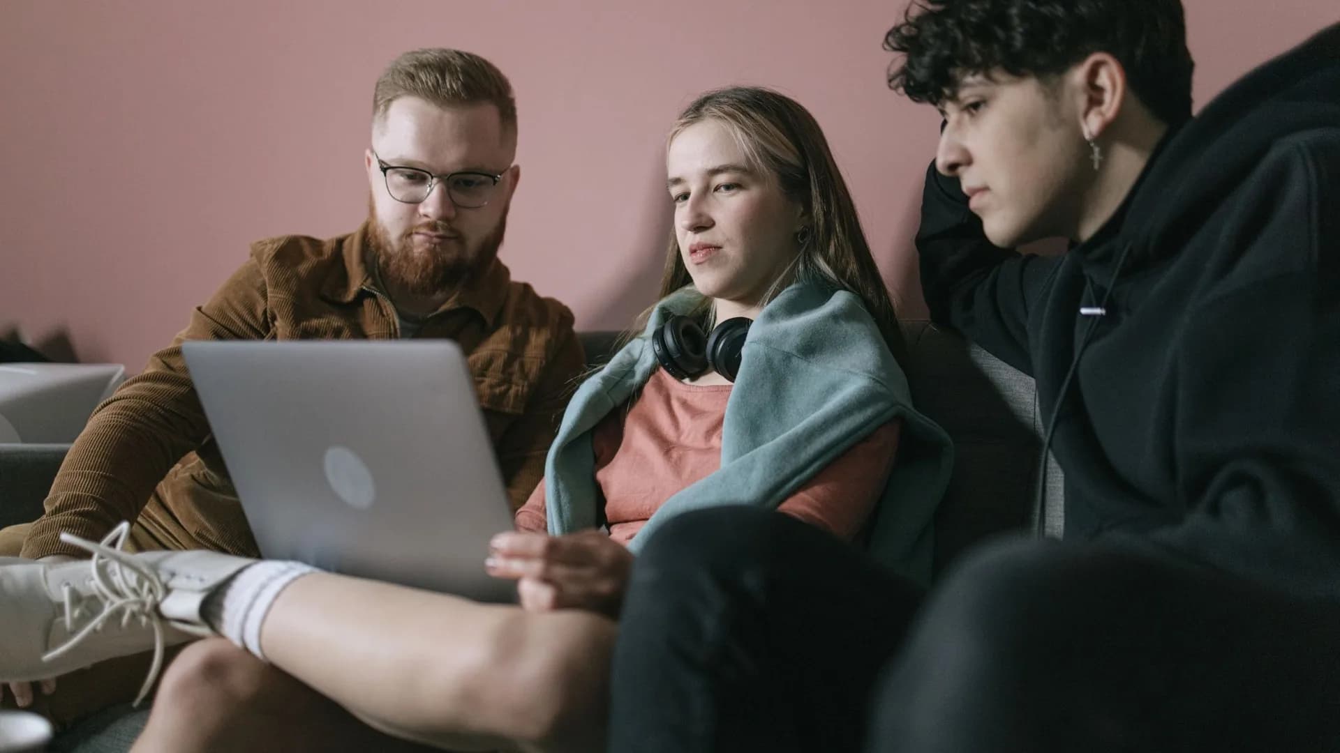 Zespół małej firmy omawia cyfryzację przy laptopie