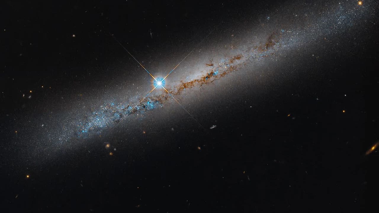 Galaktyka spiralna NGC 1827 sfotografowana przez teleskop Hubble'a