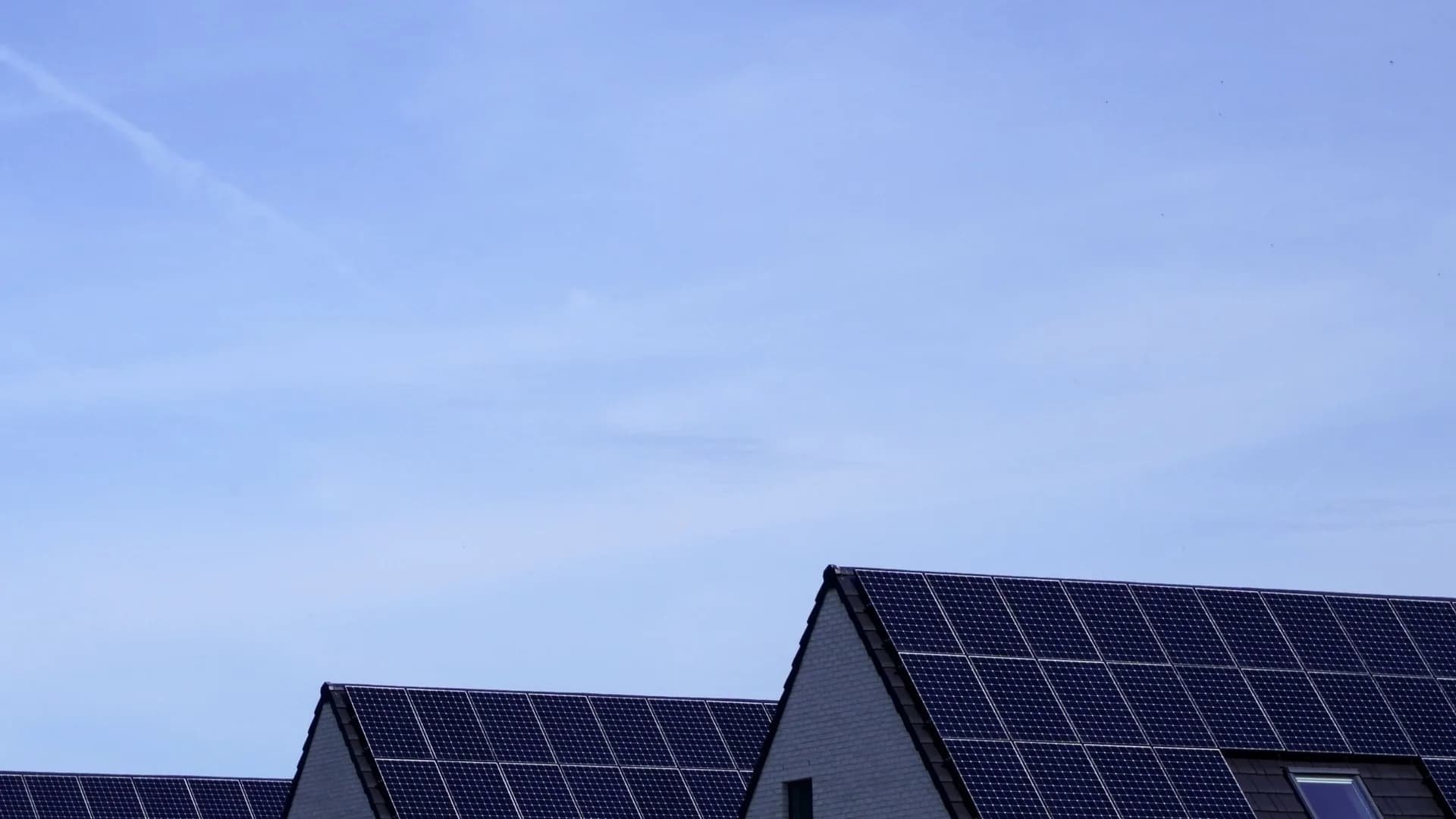Panele fotowoltaiczne na dachach domów jednorodzinnych