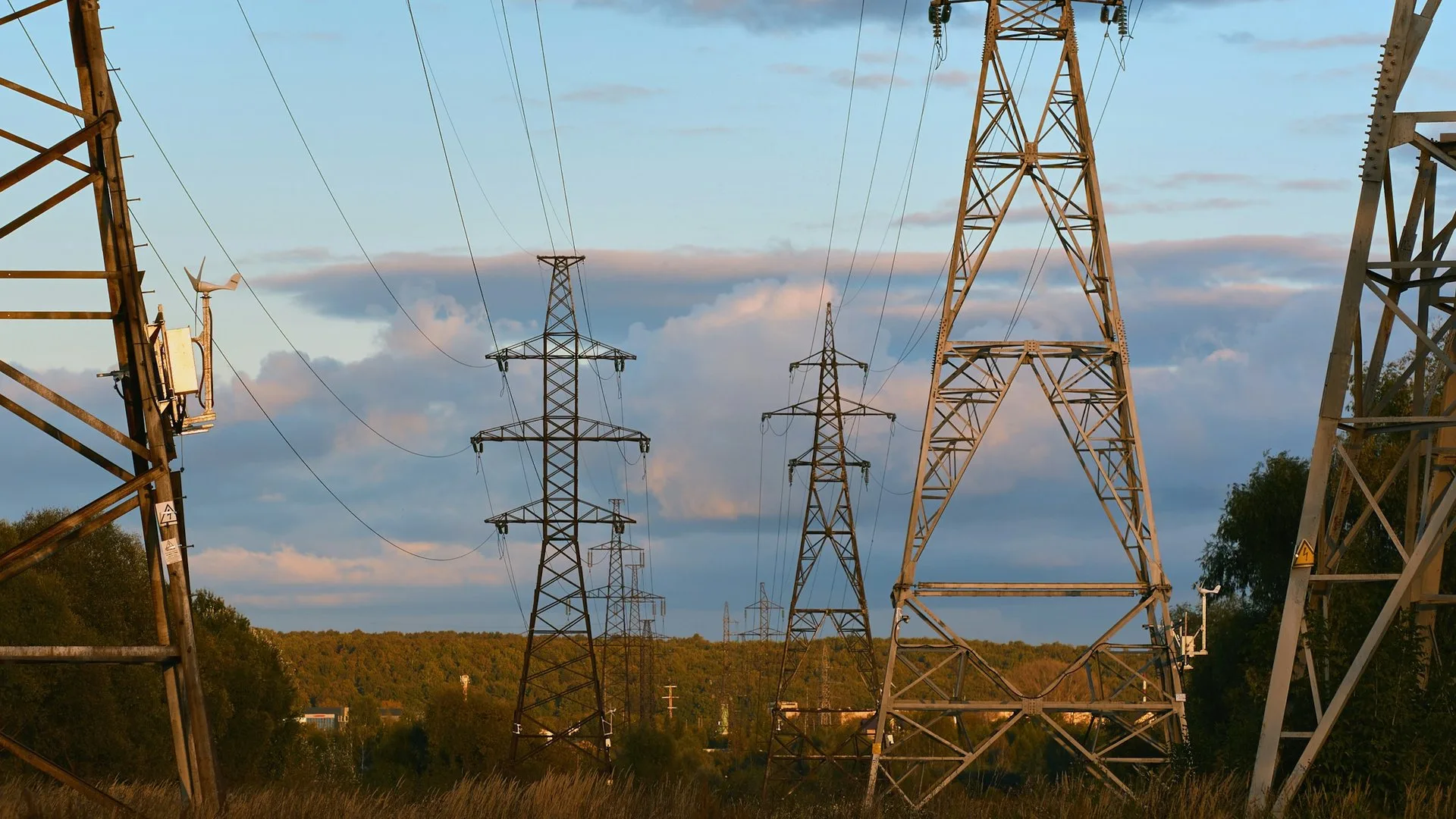 Słupy linii wysokiego napięcia – magazyny energii Northland Power