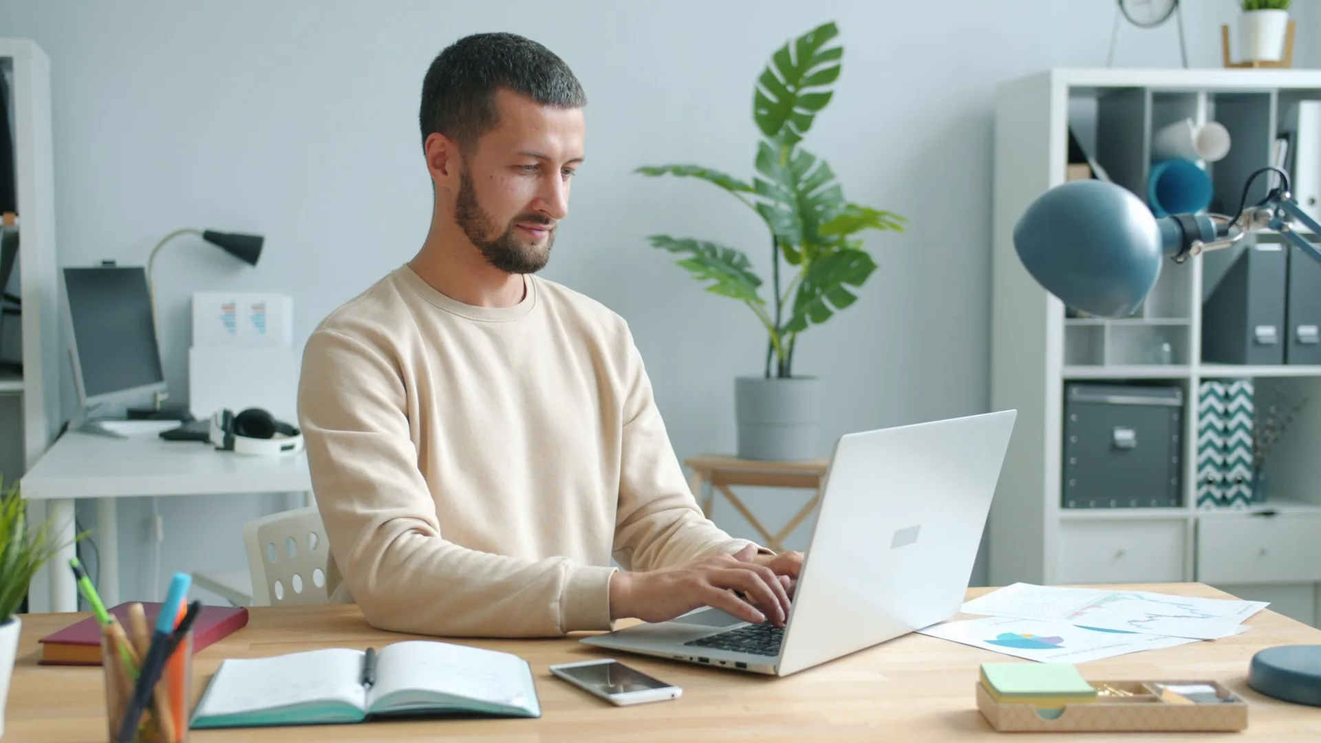 Mężczyzna pracuje na laptopie w biurze – Copilot Business rozliczanie za zużycie