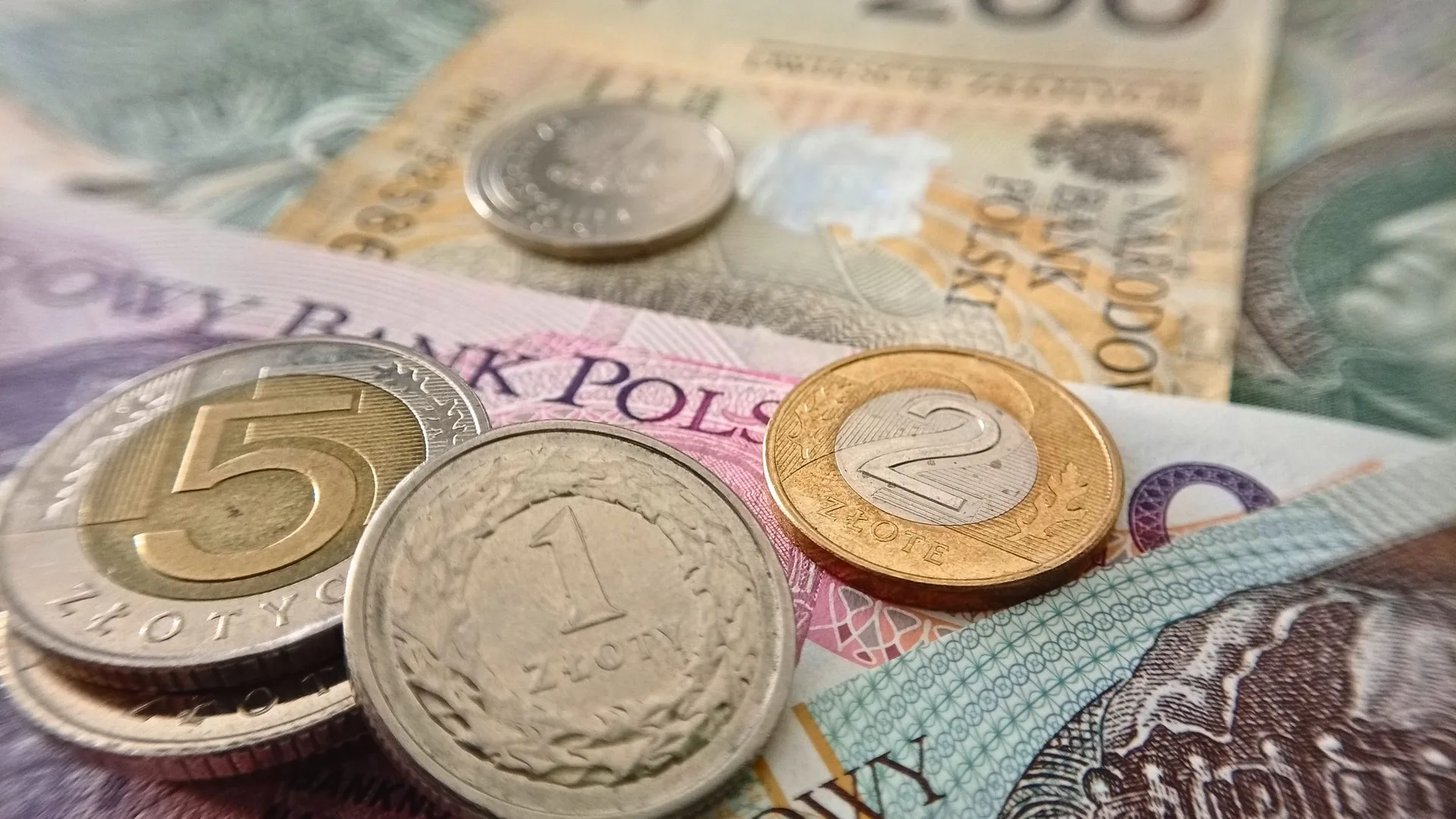 Polskie monety i banknoty – realne oprocentowanie oszczędności